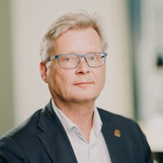 Lars J Nilsson