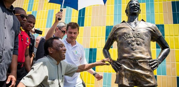 Pelé was ensnared by ‘Brazilian-style racism’ but stood firm as dictatorship tried to keep him playing