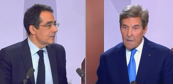 John Kerry rejects Iraq war accusations in French TV talk